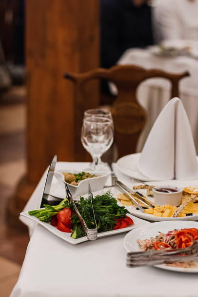 Servicio de mesa de catering en el restaurante antes de la fiesta - Foto, Imagen