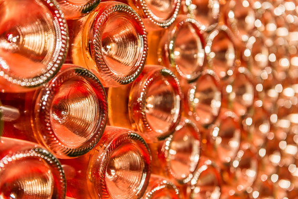 Una fila de botellas de champán - Bodega
 - Foto, imagen