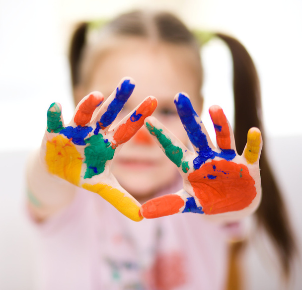 πορτρέτο του ένα χαριτωμένο κορίτσι παίζει με τα χρώματα - Φωτογραφία, εικόνα