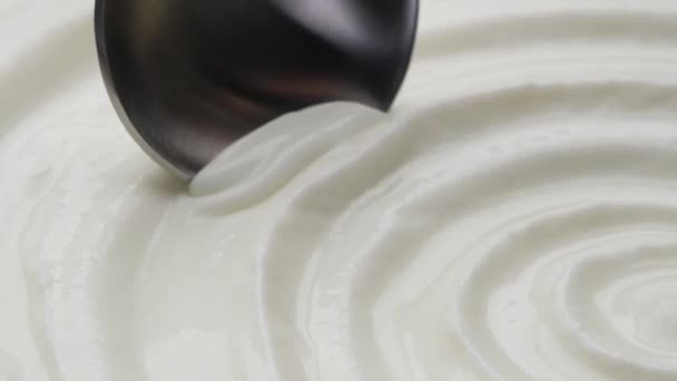zure room met lepel, Griekse yoghurt close up - Video