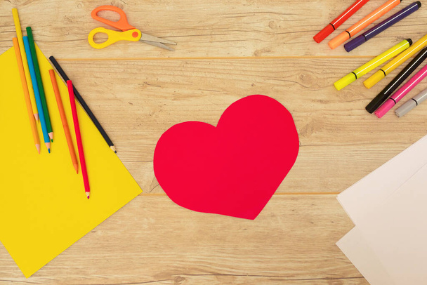 Rotes Herz aus buntem Papier ausgeschnitten, do it yourself card. Konzept für 8. März, Valentinstag, Muttertag. Hochwertiges Foto - Foto, Bild