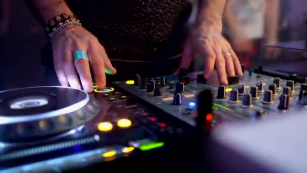 DJ manos en la consola en una discoteca - Metraje, vídeo
