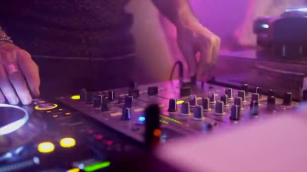 DJ manos en la consola en una discoteca - Imágenes, Vídeo