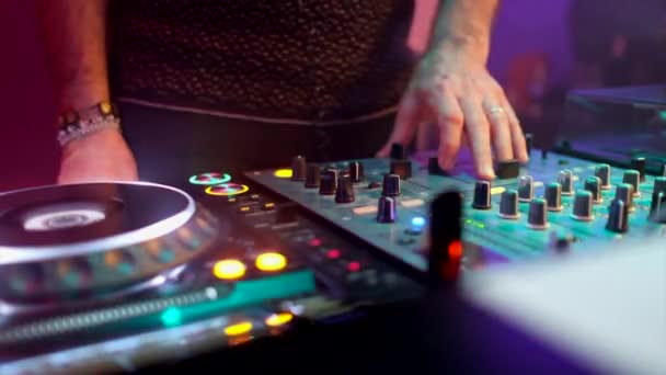 DJ mains sur la console dans une discothèque - Séquence, vidéo