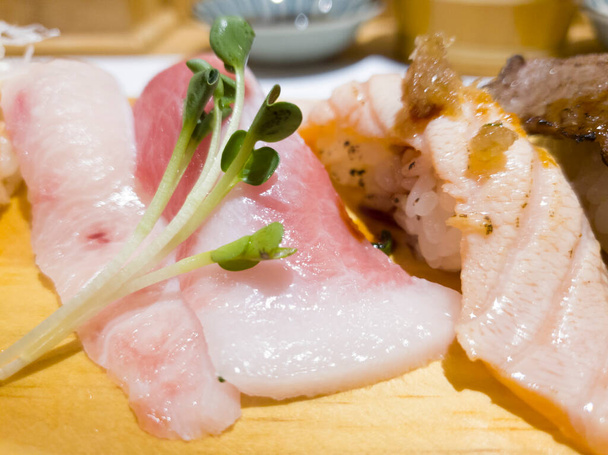 Taze ton balığı ve haşlanmış somon balığı suşisi. - Fotoğraf, Görsel