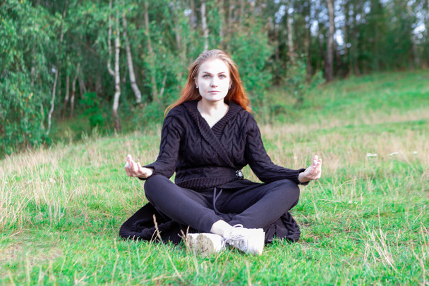 Une femme fait du yoga dans la forêt. Détendez-vous dans la nature - Photo, image