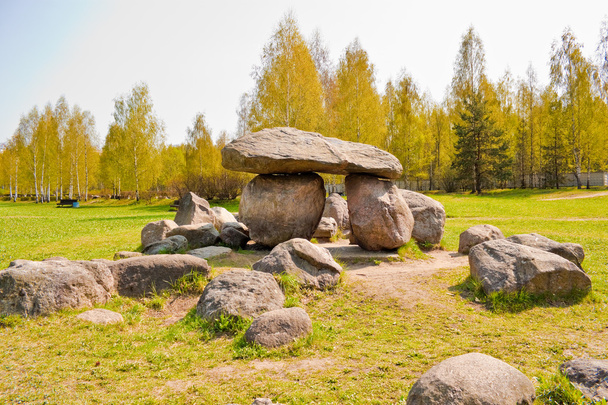 dolmen v Geologický park muzeum balvanů v Minsku, Bělorusko. - Fotografie, Obrázek