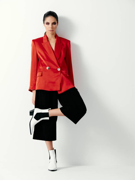 mujer glamorosa chaqueta roja ropa de moda estilo moderno fondo de luz - Foto, Imagen