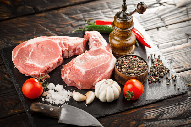 Syrové maso s kořením ve složení s kuchyňským příslušenstvím. - Fotografie, Obrázek