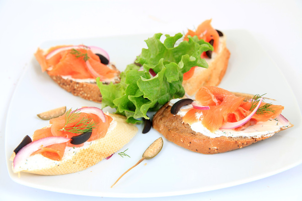sanduíches com salmão com decoração
 - Foto, Imagem