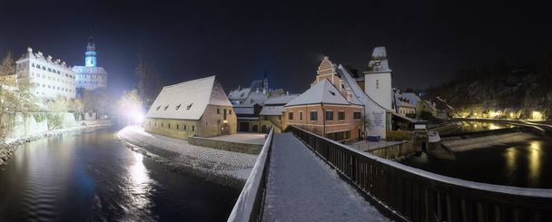 Impresionante vista panorámica del hermoso paisaje urbano de la ciudad medieval de Loket nad Ohri con el estilo gótico del castillo de Loket en roca masiva, edificios coloridos durante la temporada de invierno, región de Karlovy Vary, República Checa - Foto, imagen