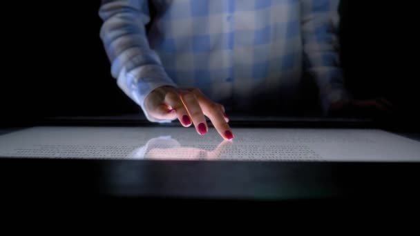 Mujer que utiliza la pantalla táctil multimedia del quiosco interactivo en la exposición - Imágenes, Vídeo