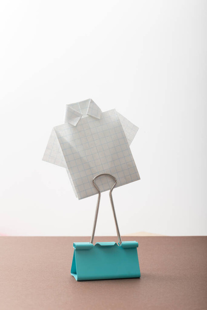 Kağıt erkek gömlekli origami baba günü. Yüksek kalite fotoğraf - Fotoğraf, Görsel