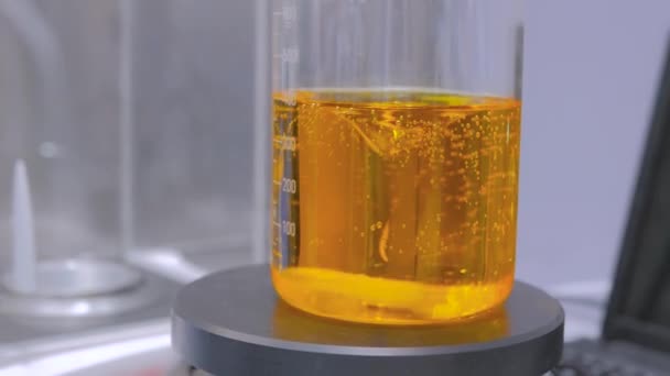Equipo de laboratorio - mezclador magnético con barra de agitación móvil para mezclar líquido - Metraje, vídeo