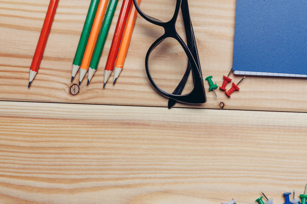 mesa de trabajo de madera papelería marcadores de colores objetos escolares - Foto, imagen