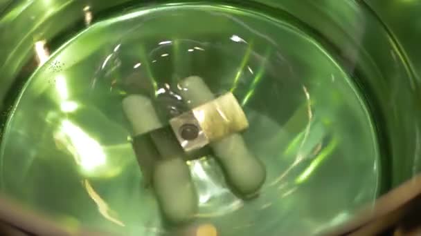 Magneettisekoitin, jossa on liikkuva sekoitustanko nesteen sekoittamista varten - laboratoriolaitteet - Materiaali, video