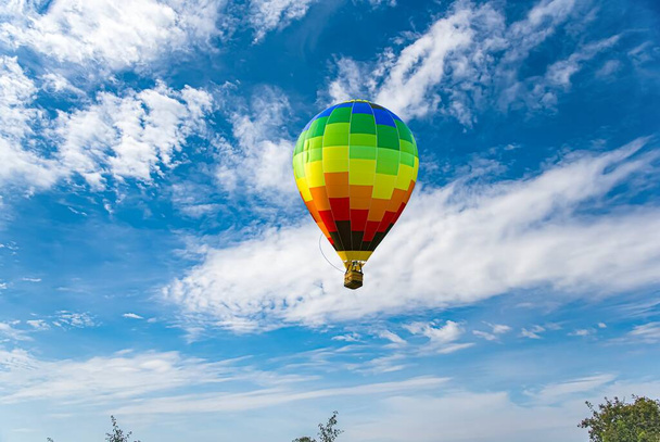 palloncino in mezzo al cielo blu. volare tra le nuvole - Foto, immagini