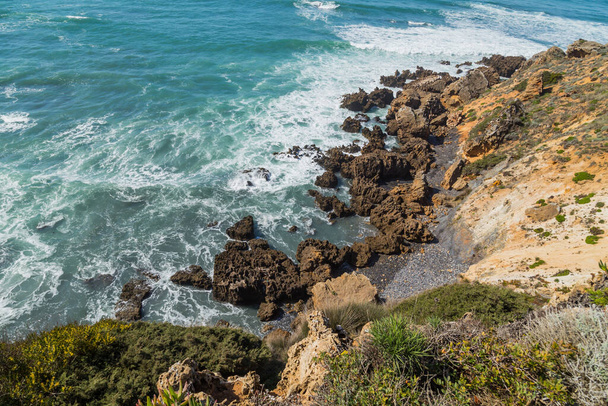 Vista costa rocciosa atlantica, Aljezur, Algarve ovest, Costa Vicentina, Portogallo. - Foto, immagini