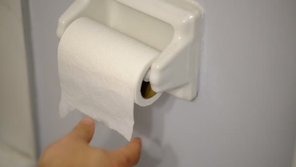 Zdejmowanie papieru toaletowego z rolki, wideo koncepcyjne  - Materiał filmowy, wideo
