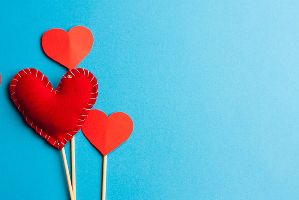 corazón suave en palo regalo decoración San Valentín día vacaciones fondo azul - Foto, imagen
