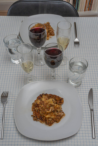 Париж, Франция - 02 14 2021: Приготовление фазаньи с мясом, шпинатом, помидорами и свеклой - Фото, изображение