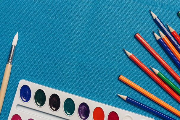 kolorowe ołówki akwarela farba sztuka rysunek sztuka szkoła niebieski tło - Zdjęcie, obraz