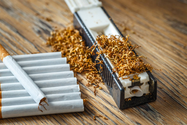 Handgemachte Zigaretten zu Hause mit einem manuellen Automaten - Foto, Bild