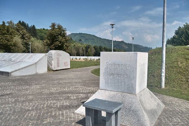 Potocari Anıtı ve Mezarlığı 'ndaki Müslümanlar yüzünden katledilen kurbanların Sepulchral anıtları. 12.08.2018. Srebrenica 'da. Bosna-Hersek. - Fotoğraf, Görsel