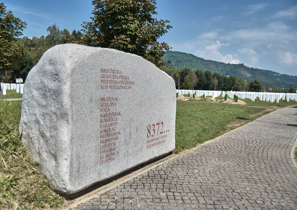 Monumentos sepulcais de vítimas massacram muçulmanos no memorial e no cemitério de Potocari. 12.08.2018. Srebrenica. Bósnia e Herzegovina. - Foto, Imagem