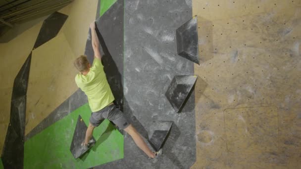 SLOW MOTION Entraînement des grimpeurs pour les exercices de compétition au centre d'entraînement fermé - Séquence, vidéo