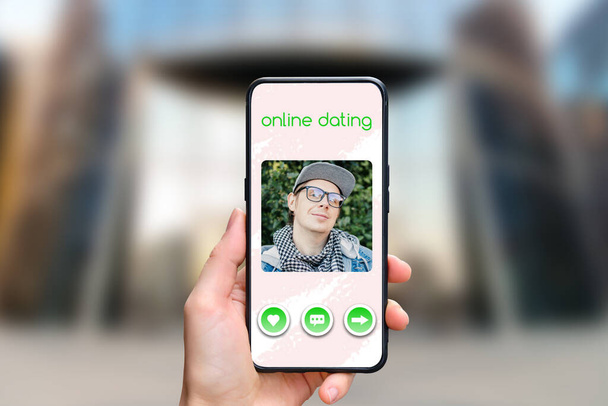 Konzept der Schnittstelle der Online-Dating-Anwendung auf einem Smartphone mit einem Mann aus dem Kaukasus - Foto, Bild