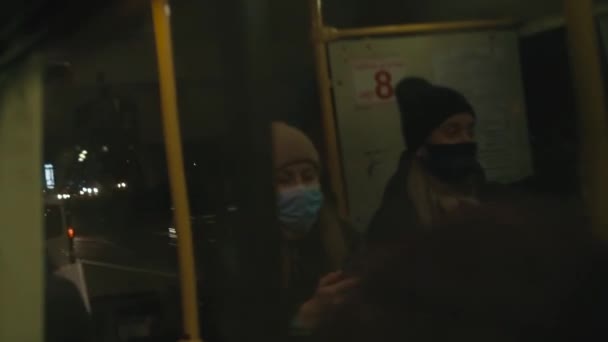Tükröződik egy nő az ablakban lovaglás a buszon éjszaka - Felvétel, videó