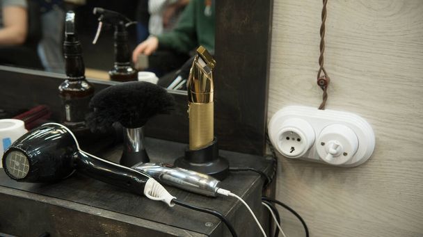 ferramentas de cabeleireiro em uma prateleira de madeira e um espelho no salão da barbearia - Foto, Imagem