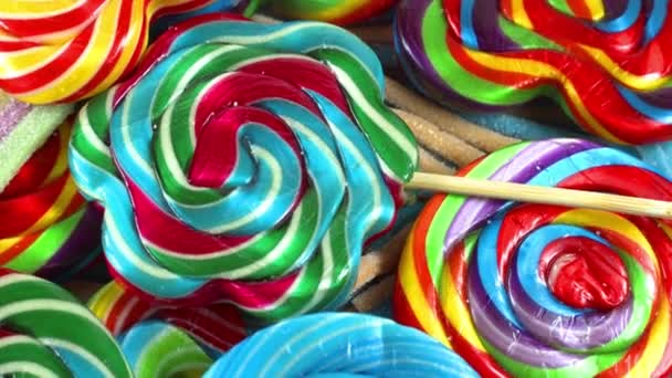 Coloridos caramelos de caramelo Lollipop están girando en el metraje de la mesa. - Metraje, vídeo