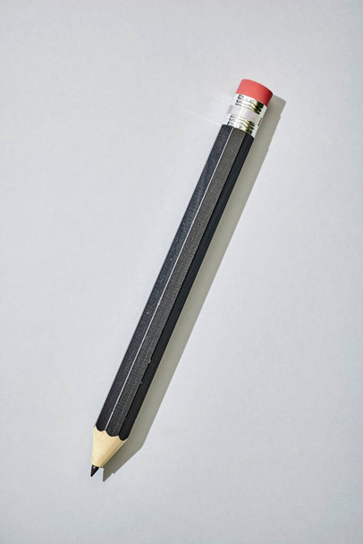 Ekstra büyük tahta bir kalemin stüdyo fotoğrafı. - Fotoğraf, Görsel