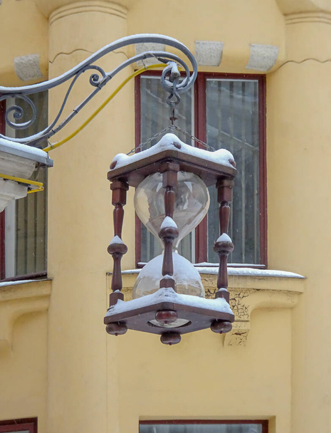 Ampulheta em forma de lâmpada de rua na cidade velha, foco seletivo. Foto de alta qualidade - Foto, Imagem