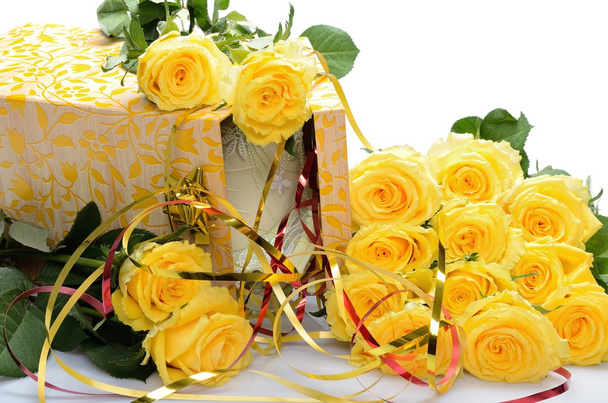 μπουκέτο με κίτρινα τριαντάφυλλα και δώρο κουτί με δαντελωτές πράγμα μέσα - Φωτογραφία, εικόνα