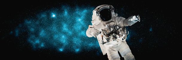 Astronauten-Raumfahrer machen Weltraumspaziergang während er für Raumstation arbeitet - Foto, Bild