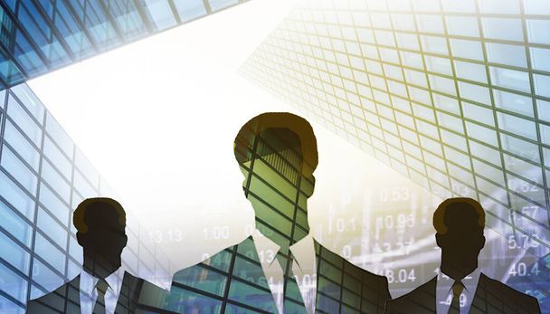 Mercato commerciale. sviluppo finanziario del mercato azionario per il successo e Businessman Silhouette Concept su sfondo blu città. Doppia esposizione - rendering 3d - Foto, immagini