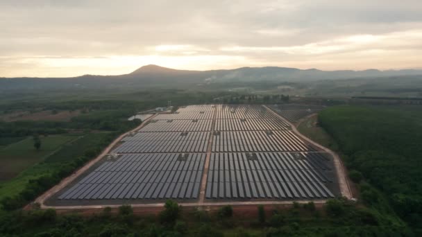 Záběry ze záběru B, jak se letecký dron dívá dolů na velké solární panely na sluneční farmě. Solární elektrárny. Zelená energie sluneční energie. video záběry 4k. - Záběry, video
