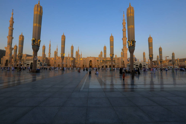 A Próféta mecsete Szaúd-Arábiában, Medinában. Ez az egyik legnagyobb mecset a világon. Mekka után ez a második legszentebb mecset az iszlámban. Szaúd-Arábia, Medina.  - Fotó, kép