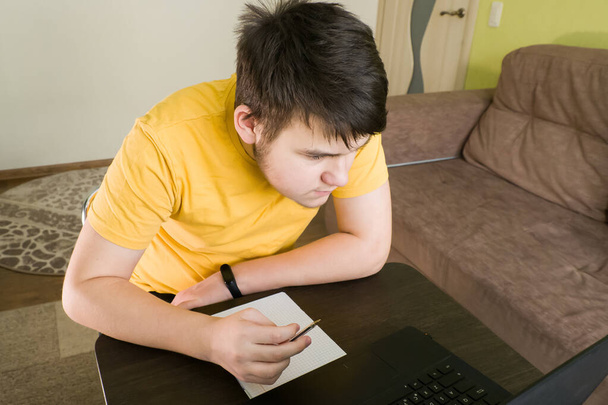 adolescente en casa estudiar en portátil - Foto, imagen