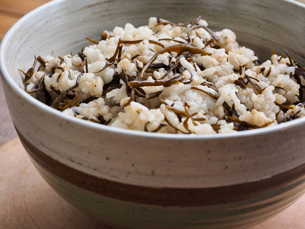 Азиатская кухня, рис из морских водорослей - Фото, изображение