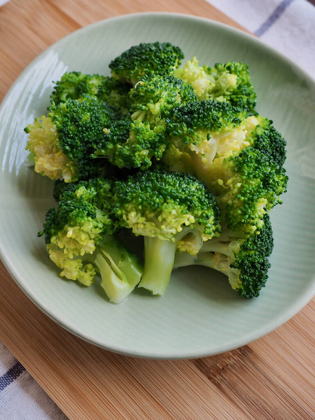 Broccoli verdi freschi biologici - Foto, immagini
