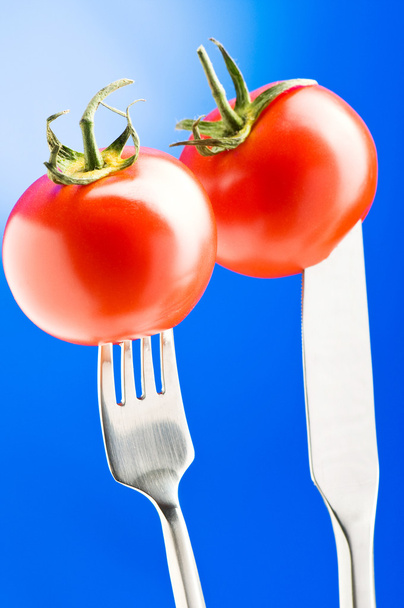 Red tomato against gradient background - 写真・画像