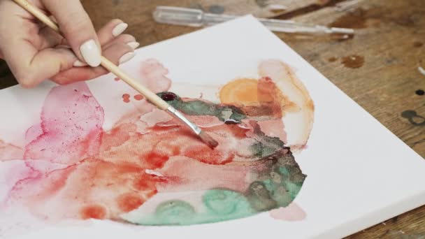 Ressamın üst görünümü soyut bir tablo çizer, ıslak tuval üzerinde boya fırçası kullanır. - Video, Çekim