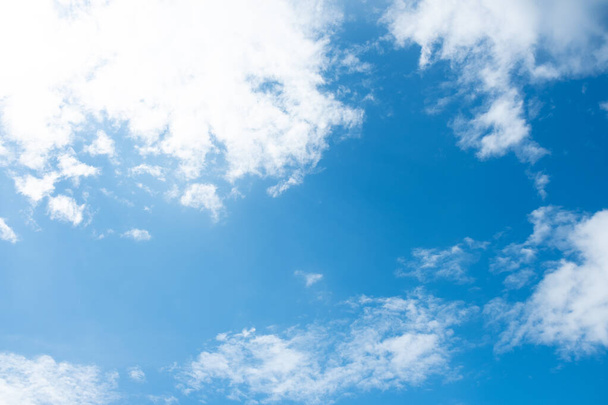 Cielo blu con grandi nuvole, da vicino. Bellissimo sfondo - Foto, immagini