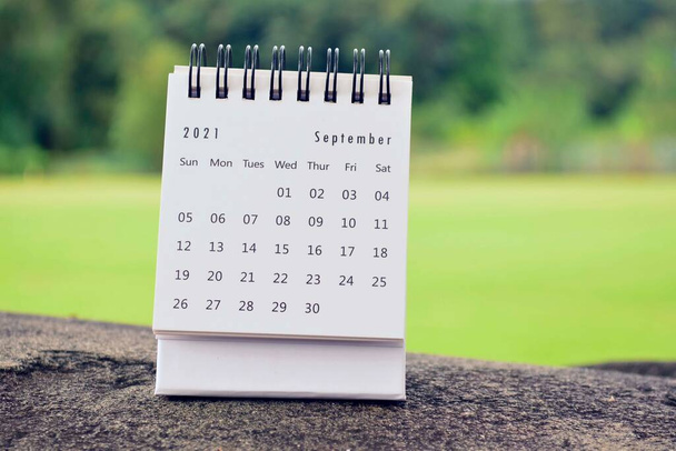 Settembre 2021 calendario bianco con sfondo verde sfocato. 2021 nuovo concetto di anno - Foto, immagini