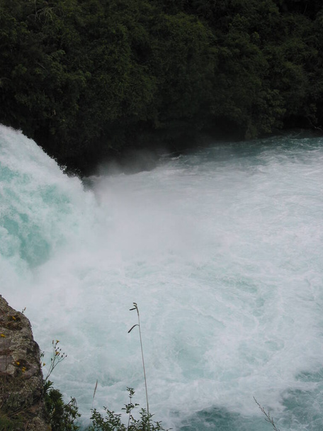 Wodospad Huka jest największym wodospadem na rzece Waikato, niedaleko Taupo na Nowej Zelandii. Jest to najczęściej odwiedzana atrakcja przyrodnicza Nowej Zelandii! Rzeka Waikato jest jedną z najdłuższych rzek Nowej Zelandii i odpływa z jeziora Taupo.. - Zdjęcie, obraz