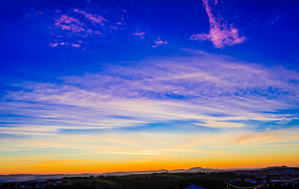 Сельский пейзаж с утренним небом в сине-желтых тонах - Фото, изображение